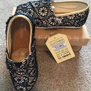 NWT toddler girl’s Toms!